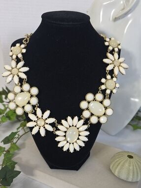 STONY Floral Statement Necklace Cream Resin Gold Tone NWT